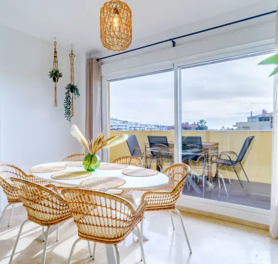 Краткосрочная аренда апартаментов на среднем этаже в Los Prados