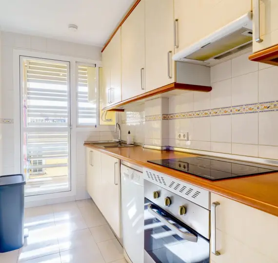 Краткосрочная аренда апартаментов на среднем этаже в Los Prados