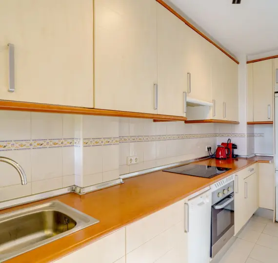 Краткосрочная аренда апартаментов на среднем этаже в Los Prados