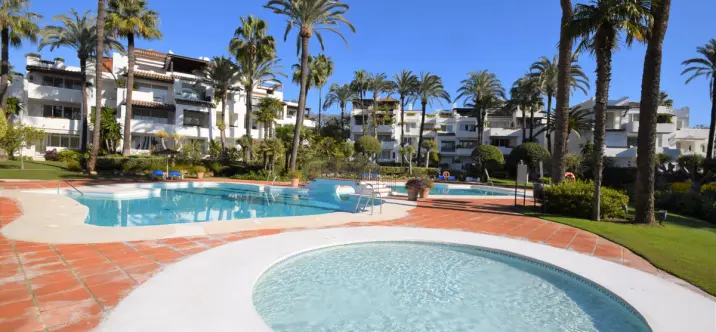 Alquiler a corto plazo de apartamento en planta baja en Estepona 0