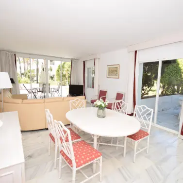 Alquiler a corto plazo de apartamento en planta baja en Estepona