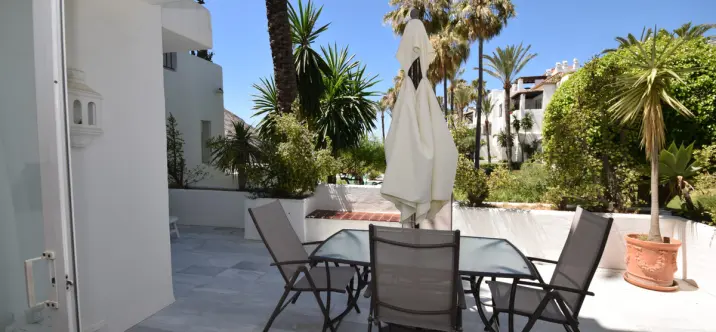 Alquiler a corto plazo de apartamento en planta baja en Estepona 2
