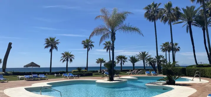 Alquiler a corto plazo de apartamento en planta baja en Estepona 0