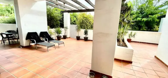 Alquiler a corto plazo de apartamento en planta baja en Estepona 1