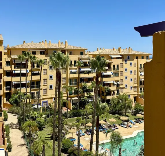 Alquiler a corto plazo de apartamento en planta media en San Pedro de Alcántara
