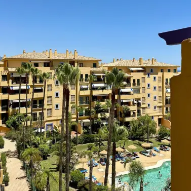 Краткосрочная аренда апартаментов на среднем этаже в San Pedro de Alcántara