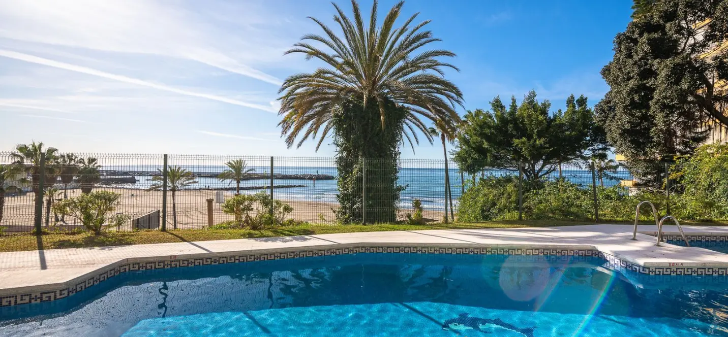 Venta de apartamento en planta media en Marbella 0