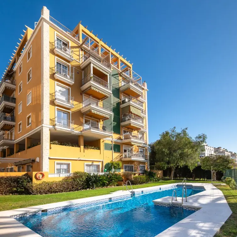 Venta de apartamento en planta media en Marbella