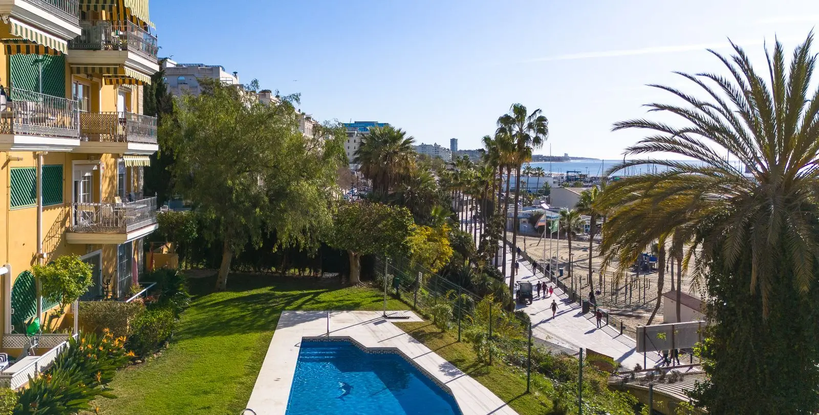 Venta de apartamento en planta media en Marbella 25