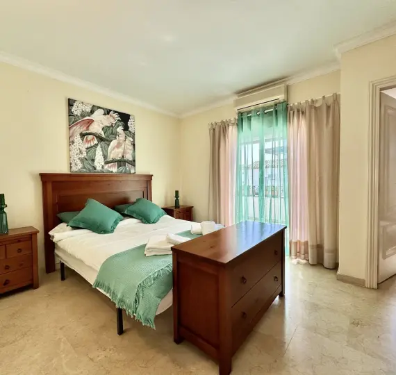 Краткосрочная аренда дома на две семьи в El Paraiso