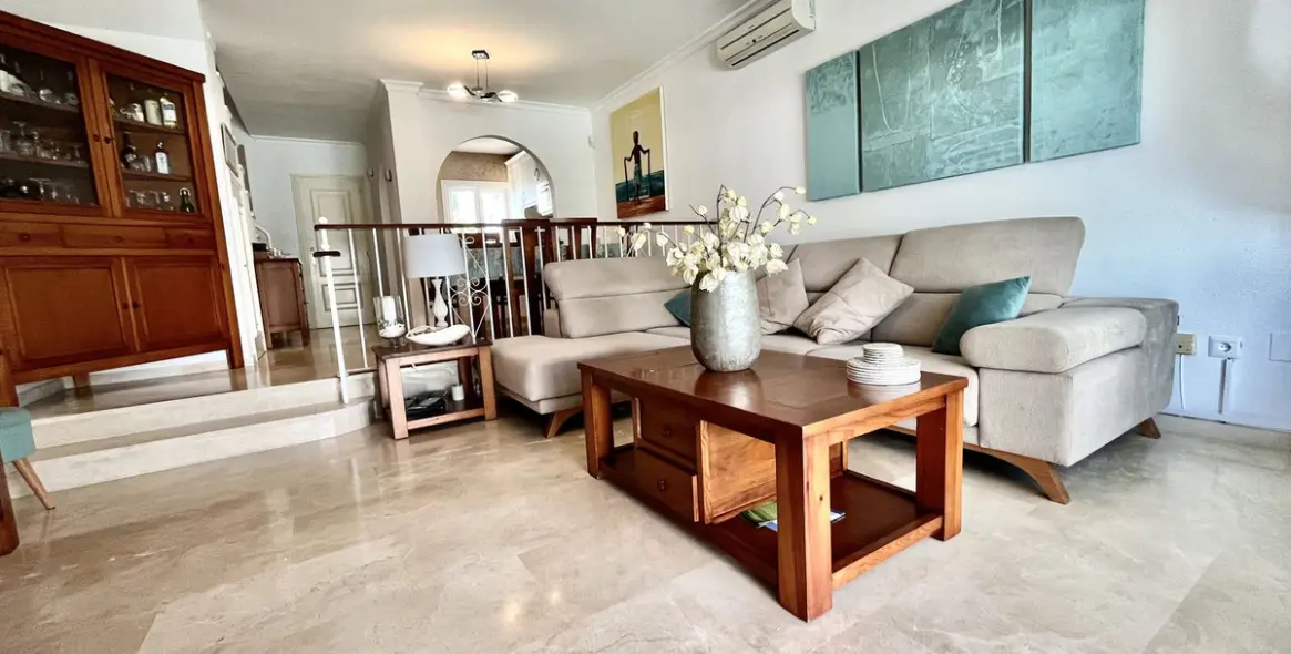 Short-term rent of semi-detached house in El Paraiso 2