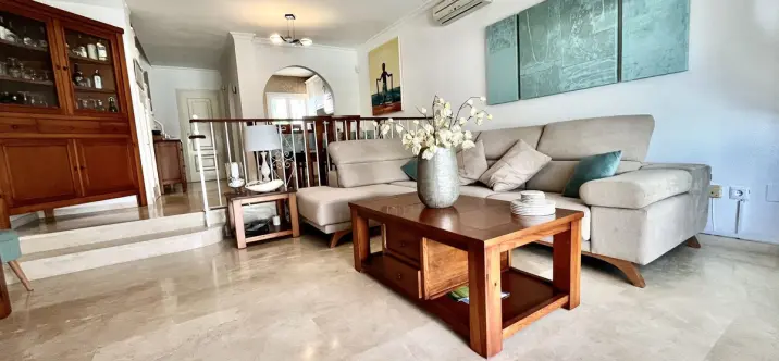 Short-term rent of semi-detached house in El Paraiso 1