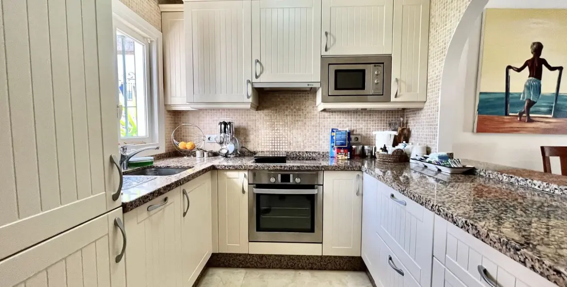 Short-term rent of semi-detached house in El Paraiso 3