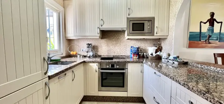 Short-term rent of semi-detached house in El Paraiso 2