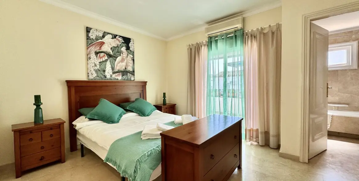 Short-term rent of semi-detached house in El Paraiso 4