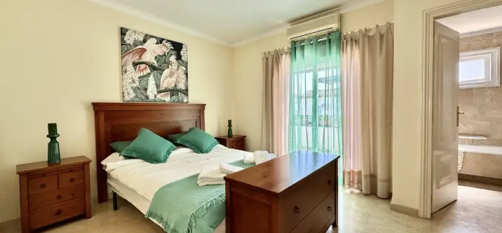 Short-term rent of semi-detached house in El Paraiso 3