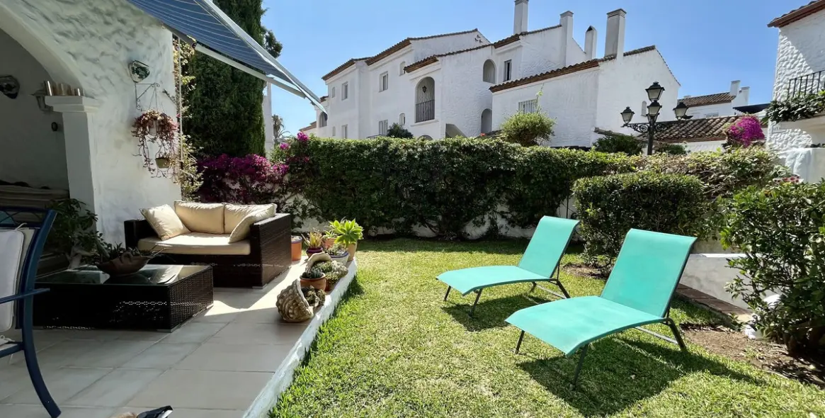 Short-term rent of semi-detached house in El Paraiso 7