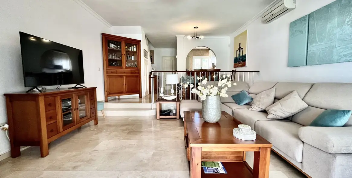Short-term rent of semi-detached house in El Paraiso 8