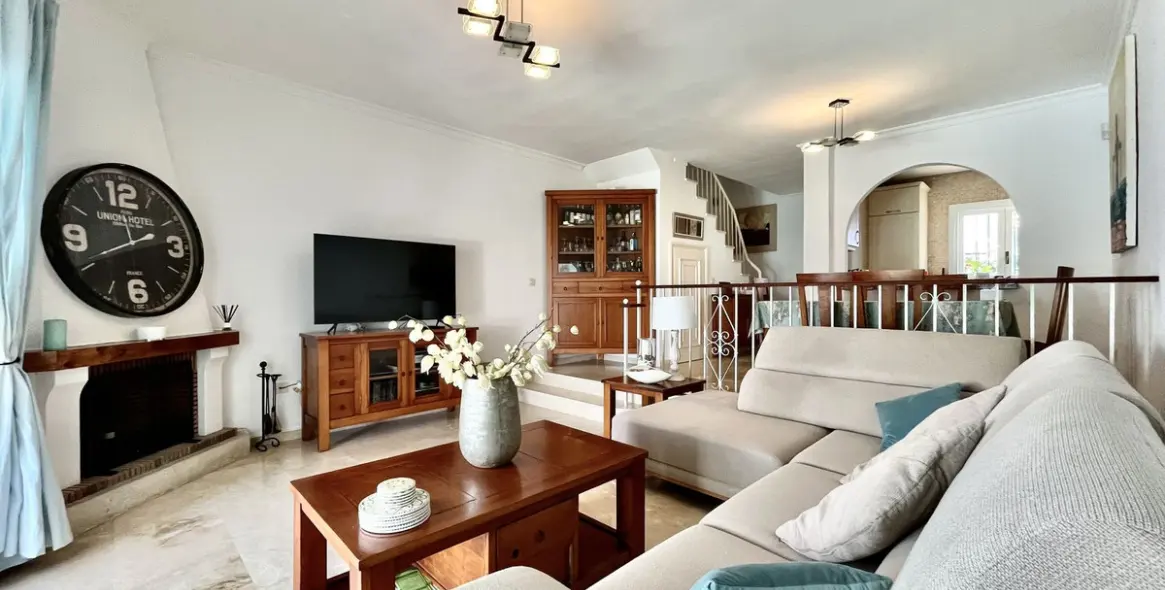 Short-term rent of semi-detached house in El Paraiso 9