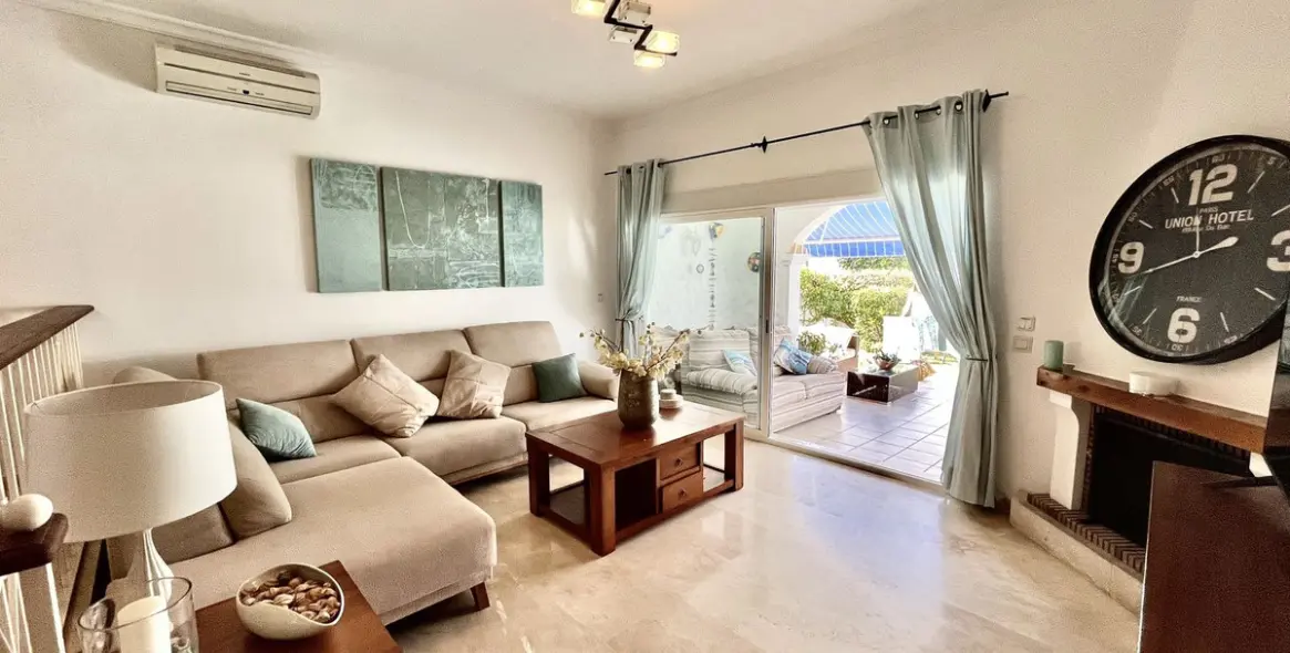 Short-term rent of semi-detached house in El Paraiso 10