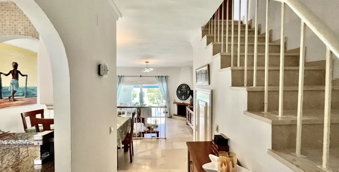 Short-term rent of semi-detached house in El Paraiso 12