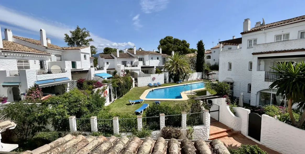 Short-term rent of semi-detached house in El Paraiso 15