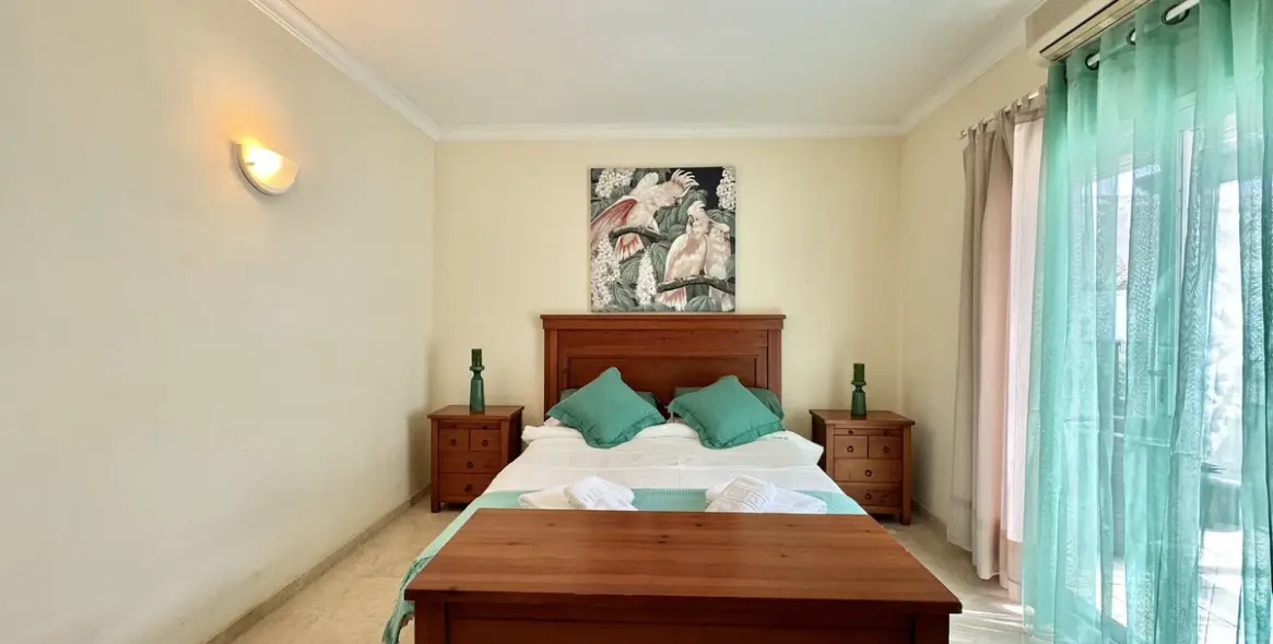 Short-term rent of semi-detached house in El Paraiso 16