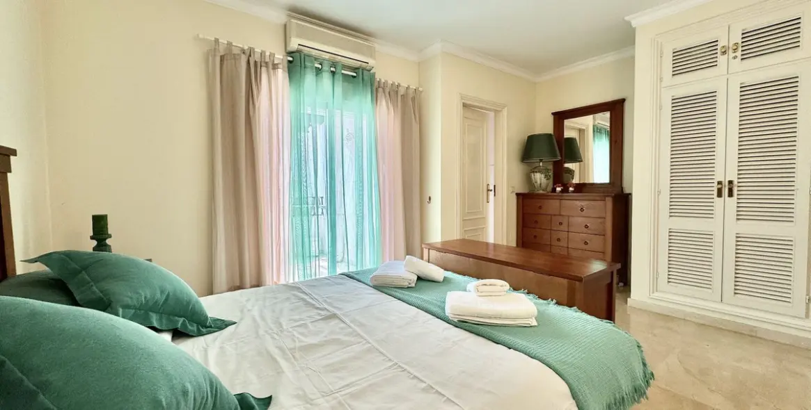 Short-term rent of semi-detached house in El Paraiso 17