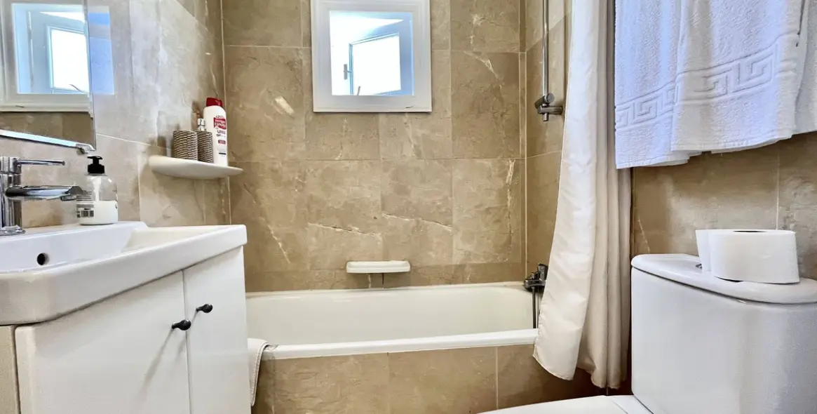 Short-term rent of semi-detached house in El Paraiso 19