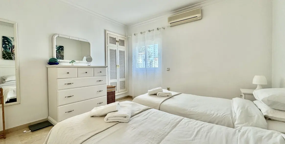 Short-term rent of semi-detached house in El Paraiso 22