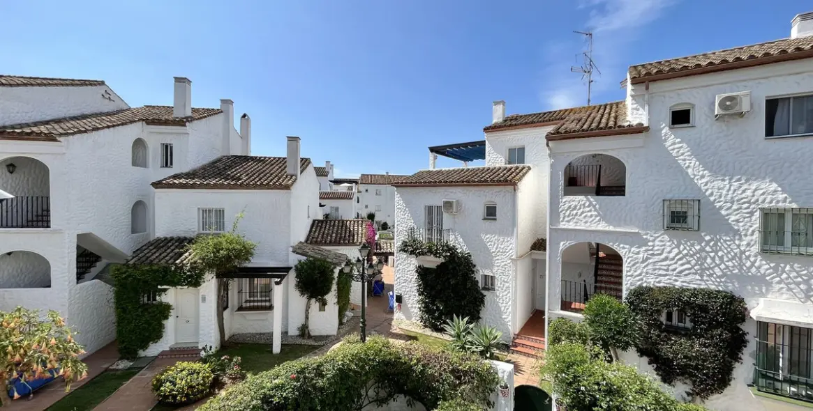 Short-term rent of semi-detached house in El Paraiso 24