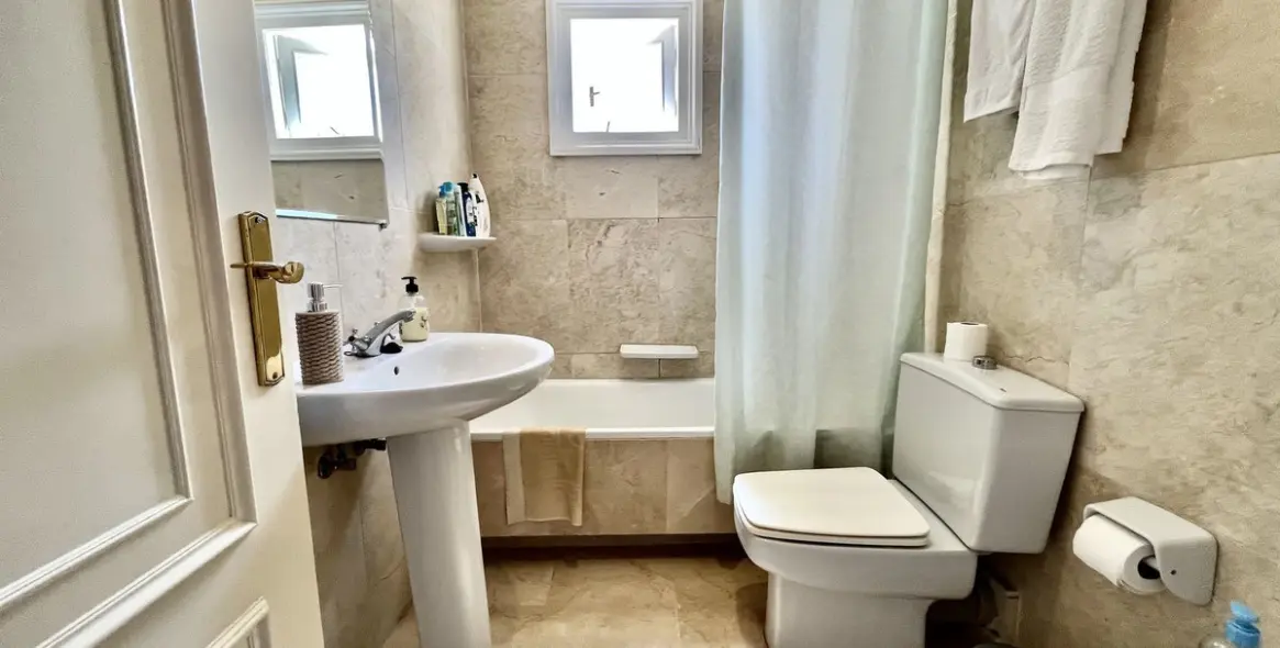 Short-term rent of semi-detached house in El Paraiso 25