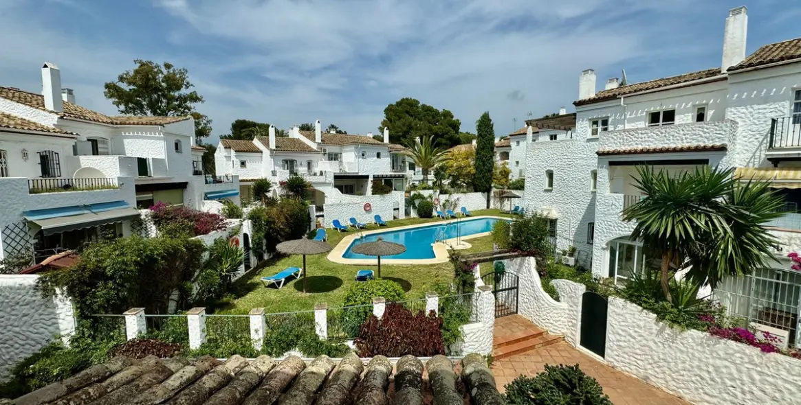 Short-term rent of semi-detached house in El Paraiso 28