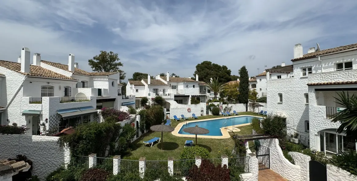 Short-term rent of semi-detached house in El Paraiso 29