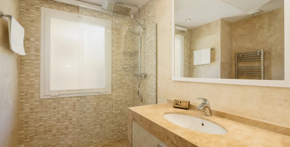 Long-term rent of middle floor apartment in Elviria 13