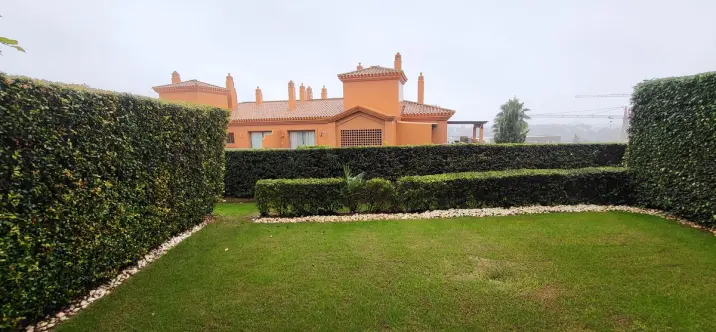 Alquiler a corto plazo de apartamento en planta baja en Atalaya 0