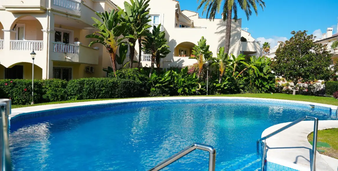 Long-term rent of middle floor apartment in El Paraiso 7