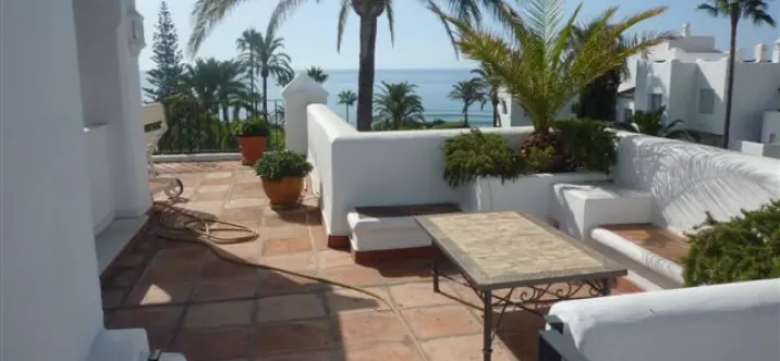 Short-term rent of penthouse in Estepona 0