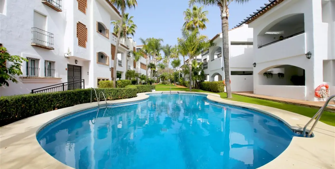 Краткосрочная аренда апартаментов на среднем этаже в Marbella 1