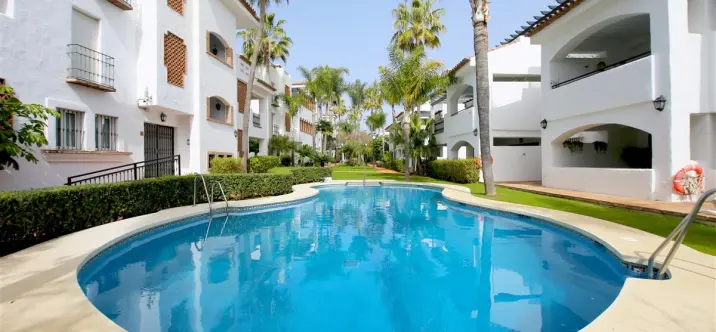 Alquiler a corto plazo de apartamento en planta media en Marbella 0