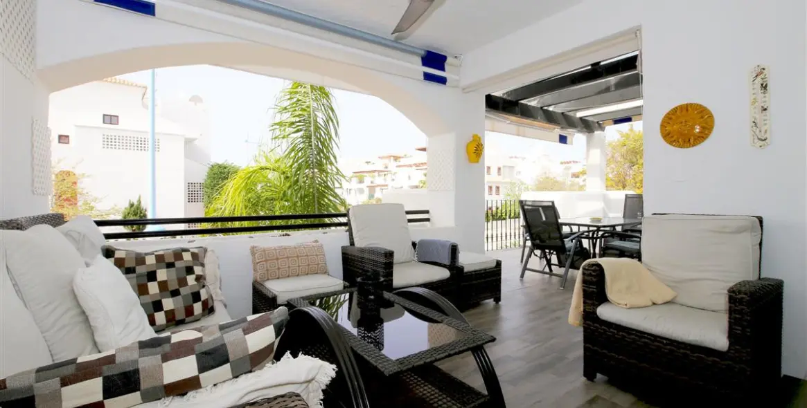 Краткосрочная аренда апартаментов на среднем этаже в Marbella 2