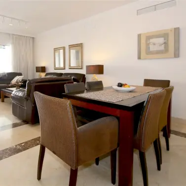 Alquiler a corto plazo de apartamento en planta media en Marbella