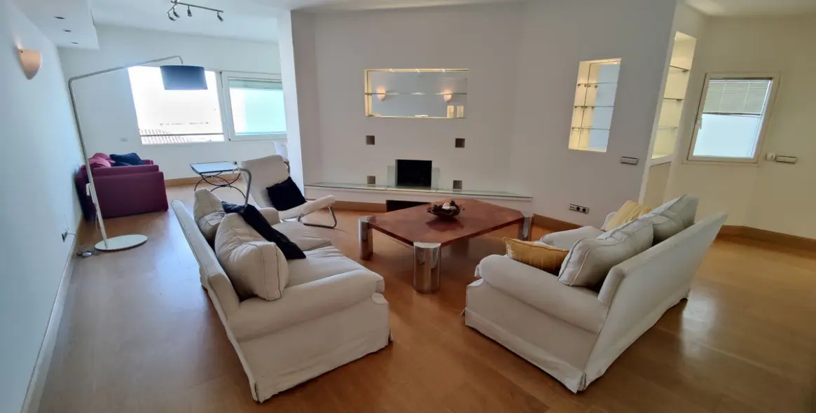 Alquiler a largo plazo de apartamento en planta media en Puerto Banús 1