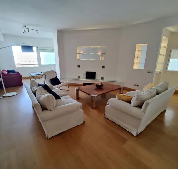Alquiler a largo plazo de apartamento en planta media en Puerto Banús