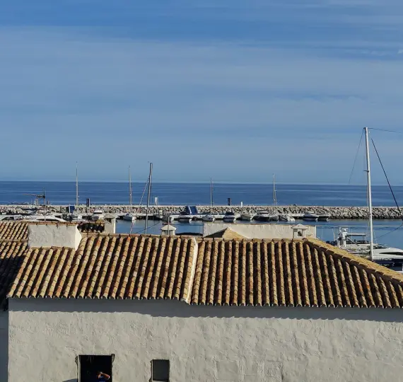 Alquiler a largo plazo de apartamento en planta media en Puerto Banús