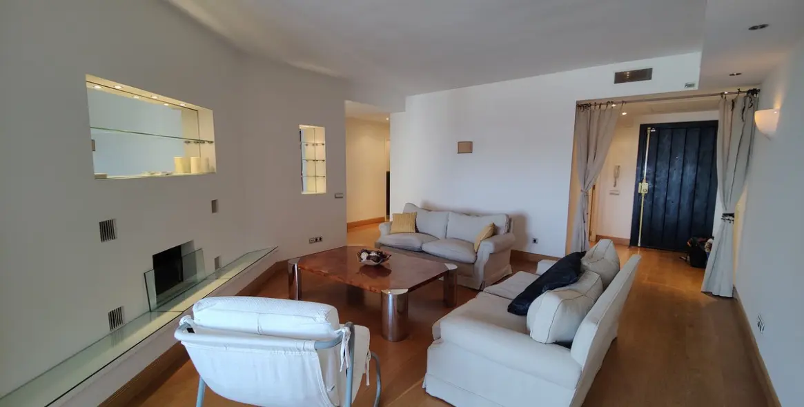 Alquiler a largo plazo de apartamento en planta media en Puerto Banús 5