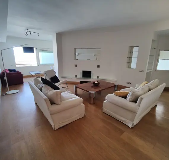 Alquiler a largo plazo de apartamento en planta media en Puerto Banús