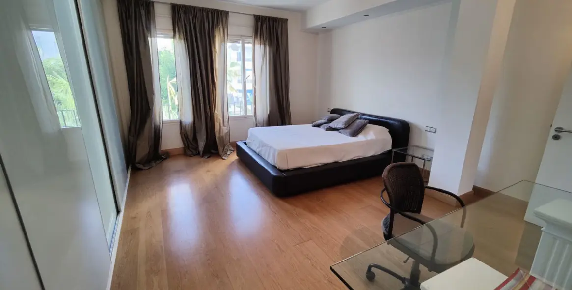 Alquiler a largo plazo de apartamento en planta media en Puerto Banús 10