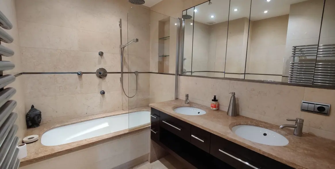 Alquiler a largo plazo de apartamento en planta media en Puerto Banús 11