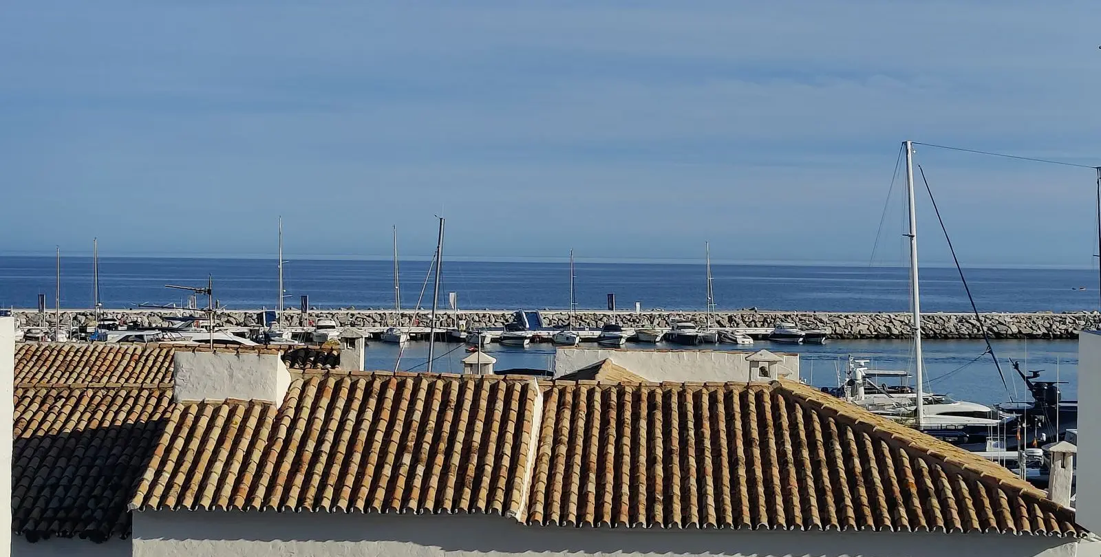 Sale of middle floor apartment in Puerto Banús 1